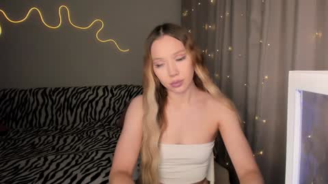 Snapshot of neyrmina chatting on December 6, 12:49 pm Mina online show from December 6, 12:49 pm