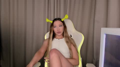 Snapshot of neyrmina chatting on December 10, 1:22 pm Mina online show from December 10, 1:22 pm