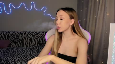 Snapshot of neyrmina chatting on December 21, 10:50 am Mina online show from December 21, 10:50 am