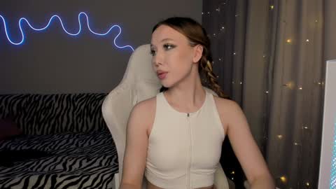 Snapshot of neyrmina chatting on January 2, 11:31 am Mina online show from January 2, 11:31 am