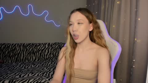 Snapshot of neyrmina chatting on January 4, 1:31 pm Mina online show from January 4, 1:31 pm