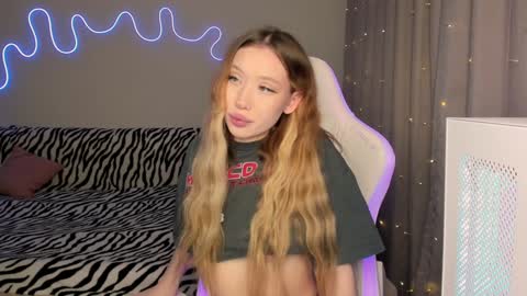 Snapshot of neyrmina chatting on January 8, 12:15 pm Mina online show from January 8, 12:15 pm