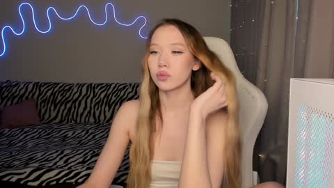 Snapshot of neyrmina chatting on January 9, 11:47 am Mina online show from January 9, 11:47 am