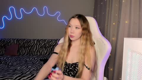 Snapshot of neyrmina chatting on January 16, 1:14 pm Mina online show from January 16, 1:14 pm