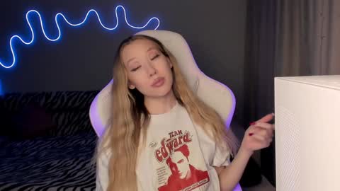 Snapshot of neyrmina chatting on February 7, 2:37 pm Mina online show from February 7, 2:37 pm