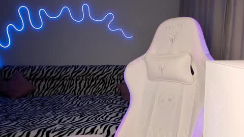 Snapshot of neyrmina chatting on February 9, 3:34 pm Mina online show from February 9, 3:34 pm