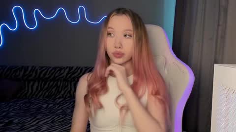 Snapshot of neyrmina chatting on February 20, 11:42 am Mina online show from February 20, 11:42 am