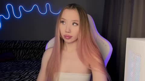 Snapshot of neyrmina chatting on February 24, 2:04 pm Mina online show from February 24, 2:04 pm