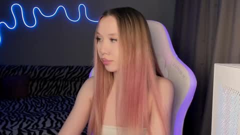 Snapshot of neyrmina chatting on February 25, 2:00 pm Mina online show from February 25, 2:00 pm