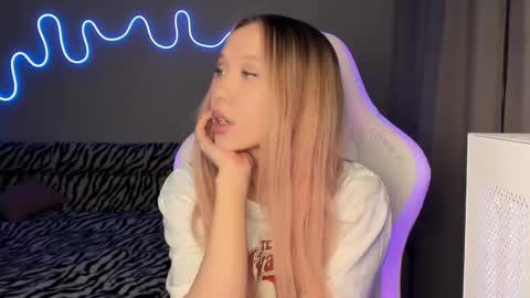 Snapshot of neyrmina chatting on March 2, 3:05 pm Mina online show from March 2, 3:05 pm