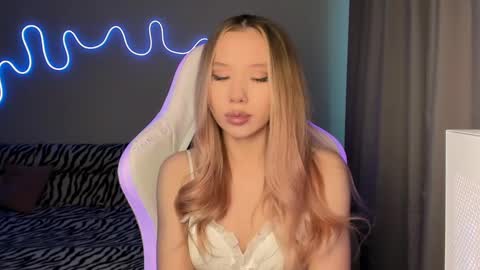 Snapshot of neyrmina chatting on March 5, 1:06 pm Mina online show from March 5, 1:06 pm