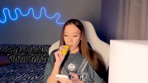 Snapshot of neyrmina chatting on November 3, 1:01 pm Mina online show from November 3, 1:01 pm