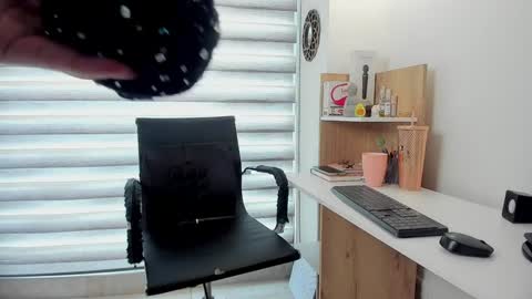 laura  online show from January 8, 5:59 pm