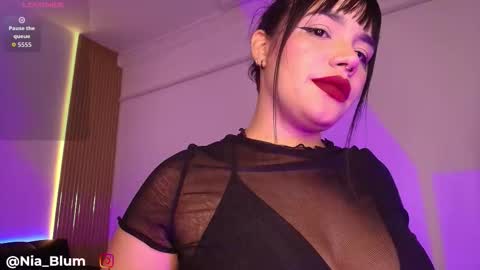 Snapshot of nia_blum chatting on December 19, 3:35 am Nia Blum online show from December 19, 3:35 am