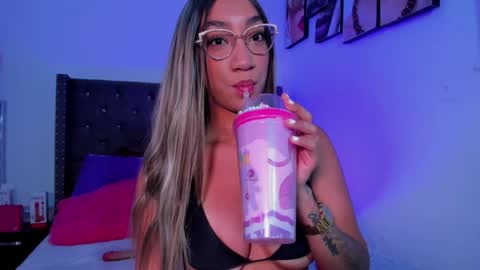 Snapshot of nia_seren chatting on April 8, 9:59 pm Nia online show from April 8, 9:59 pm