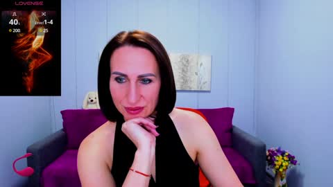 niasmithh online show from December 4, 1:09 pm