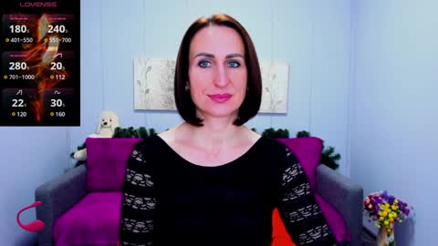 niasmithh online show from December 17, 1:38 pm