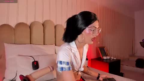 Snapshot of nickiwestt___ chatting on June 19, 8:01 pm nickiwestt___ online show from June 19, 8:01 pm