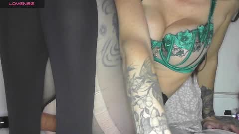 Snapshot of nicky123xox chatting on December 17, 12:11 pm siem v veen thank you for the offline tip today xxxx online show from December 17, 12:11 pm