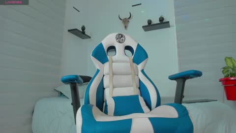 Snapshot of nico_diaz chatting on December 3, 1:43 pm -  -  11 online show from December 3, 1:43 pm