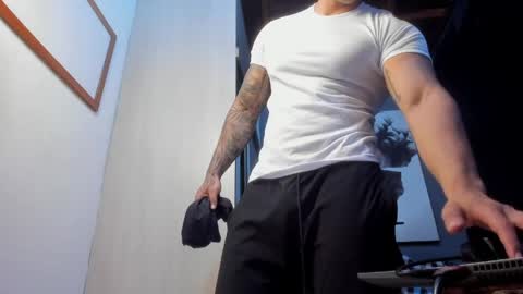 Snapshot of nicolasmuscle chatting on April 25, 11:24 pm Andres online show from April 25, 11:24 pm