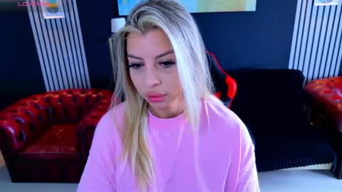 Snapshot of nicole___19 chatting on April 10, 11:48 am Nico online show from April 10, 11:48 am