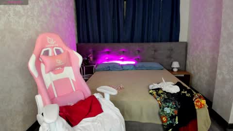 Snapshot of nicole_charm chatting on February 20, 8:25 pm GMT7TueWedThSu 0300am-0900am. Sa 1000am-0400pm online show from February 20, 8:25 pm