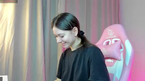 Snapshot of nicole_charm chatting on March 1, 8:21 pm GMT7TueWedThSu 0300am-0900am. Sa 1000am-0400pm online show from March 1, 8:21 pm