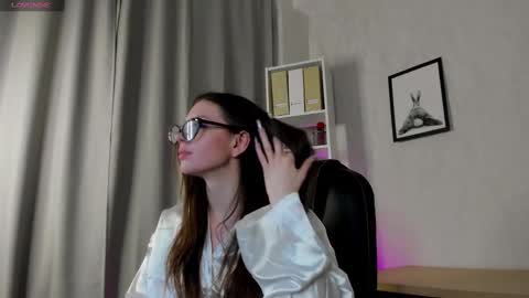 Snapshot of nicole_charm chatting on March 6, 11:20 pm GMT7TueWedThSu 0300am-0900am. Sa 1000am-0400pm online show from March 6, 11:20 pm