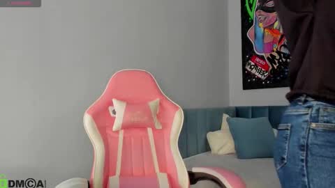 Snapshot of nicole_charm chatting on December 15, 12:04 am GMT7TueWedThSu 0300am-0900am. Sa 1000am-0400pm online show from December 15, 12:04 am