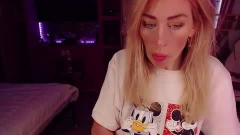 Snapshot of nicole_g0ld_ chatting on October 28, 10:19 am Nicole online show from October 28, 10:19 am