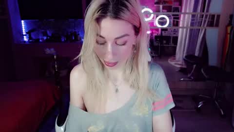 Snapshot of nicole_g0ld_ chatting on December 13, 11:54 pm Nicole online show from December 13, 11:54 pm