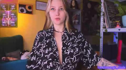 Snapshot of nicole_matt chatting on November 19, 12:27 pm Nicole online show from November 19, 12:27 pm