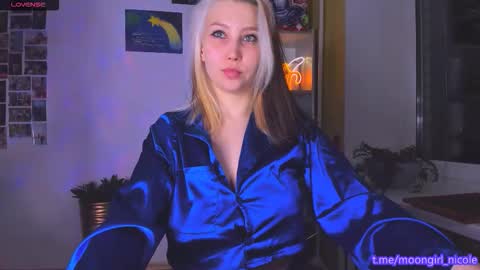 Snapshot of nicole_matt chatting on December 14, 3:56 am Nicole online show from December 14, 3:56 am