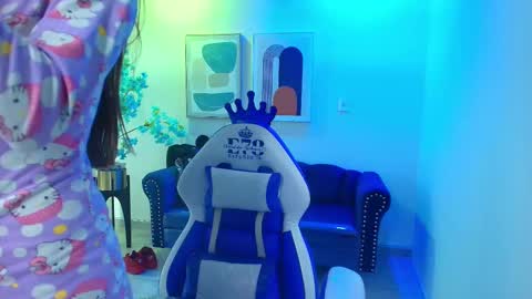 Nicolle online show from February 4, 11:38 am