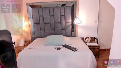 Snapshot of nicole_whitee chatting on September 23, 8:01 pm N A T A L I A online show from September 23, 8:01 pm