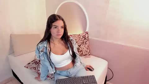 Snapshot of nicolee_blair chatting on July 6, 11:29 am Nicole online show from July 6, 11:29 am