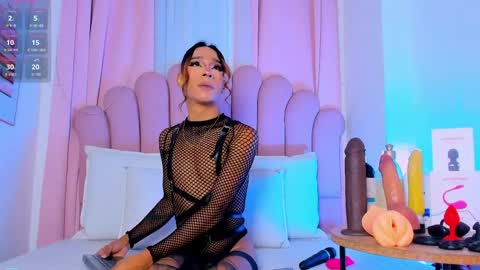 nicolemadrird online show from April 1, 12:39 pm