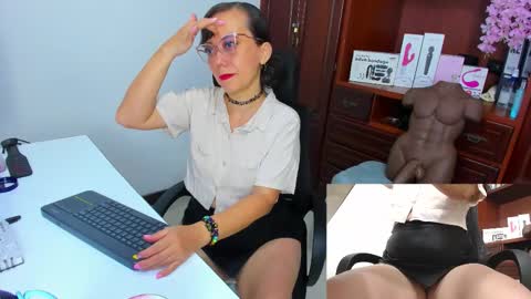 Snapshot of nicolettryan chatting on October 18, 4:37 am Nicolett Ryan  online show from October 18, 4:37 am