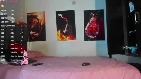 nicolle_hanks1 online show from March 16, 1:33 am