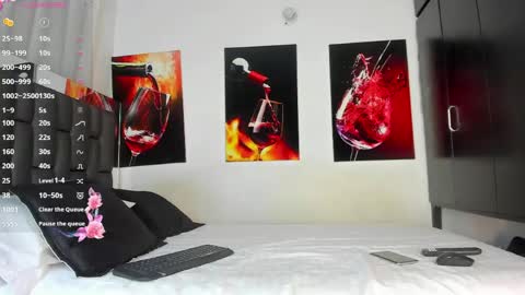 nicolle_hanks1 online show from March 31, 2:02 am