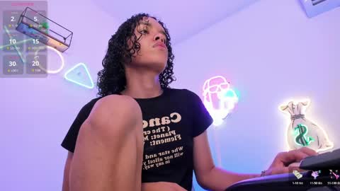 nicolle_smithh_ online show from April 11, 12:20 pm