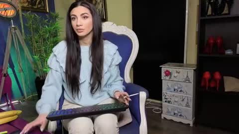 Nicolle online show from February 21, 7:45 am