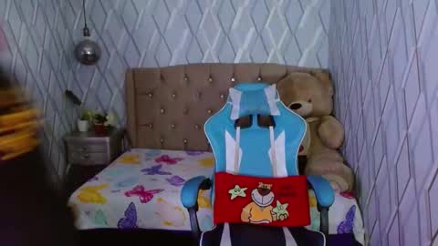 Nicolle Miley online show from February 19, 4:12 am