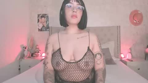 nicolstonee online show from February 24, 1:58 am