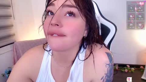 Snapshot of nicolthompsonn chatting on October 31, 2:01 am Nicol online show from October 31, 2:01 am