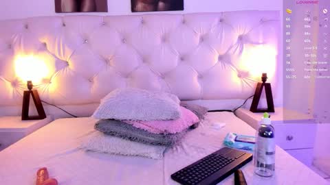 Snapshot of niicolle_evanss chatting on November 13, 5:45 pm Nicolle online show from November 13, 5:45 pm