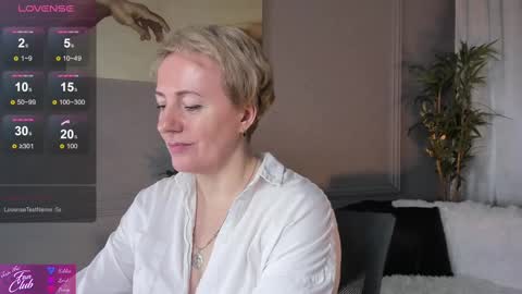 Snapshot of nika_smit chatting on February 9, 8:11 am Nika online show from February 9, 8:11 am