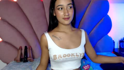 Snapshot of nikibrice chatting on January 4, 10:24 pm online show from January 4, 10:24 pm