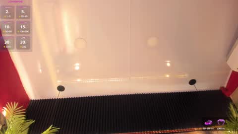 Snapshot of nikii_white chatting on December 18, 4:53 am nikii_white online show from December 18, 4:53 am